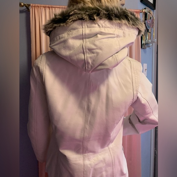 The perfect ‘winter white’ leather coat and purse ensemble ❄️ - Picture 9 of 12